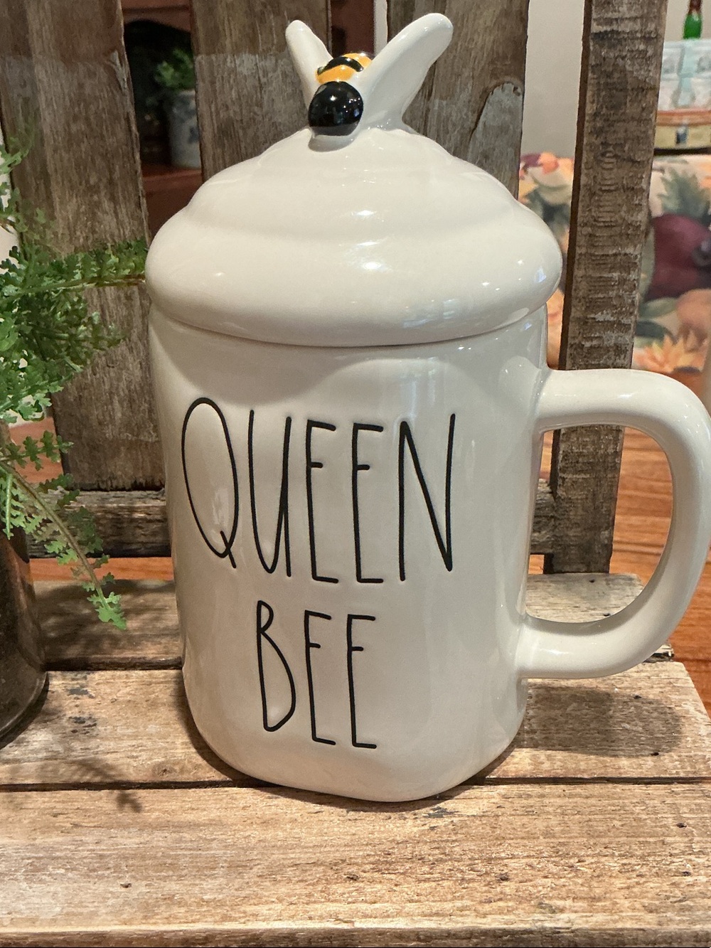 EUC - Rae Dunn QUEEN BEE Mug with Bee Topper